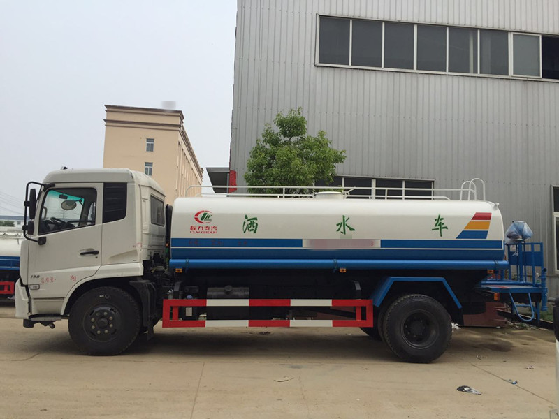 國五東風(fēng)天錦灑水車 城市環(huán)境治理的得力助手